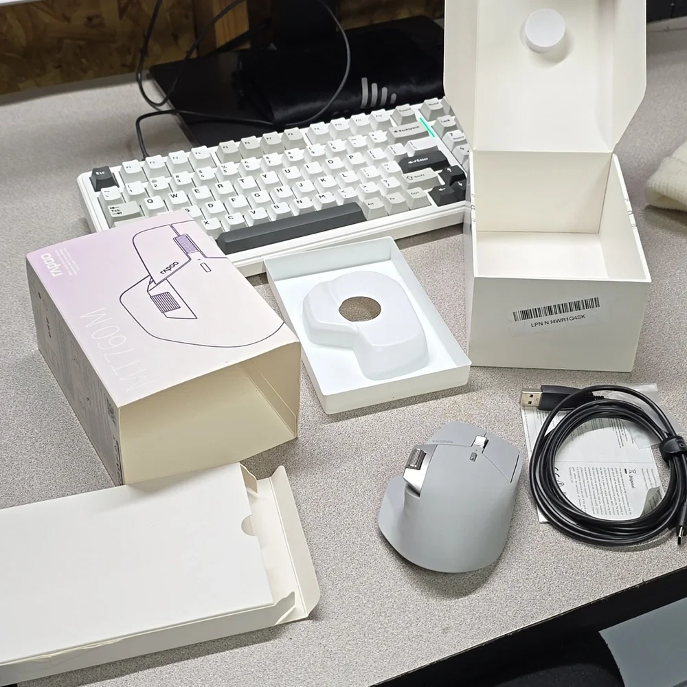 Silver Ergonomic Wireless Mouse with USB Connectivity